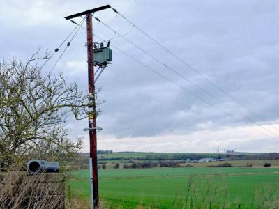 ¿A cuánta velocidad viaja la electricidad por el cable?