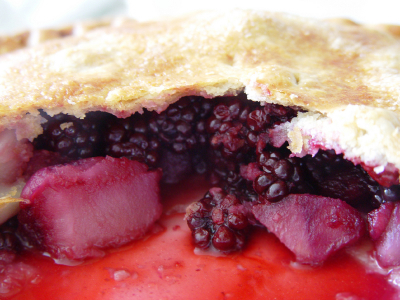 Tarta de chirimoya con salsa de mora