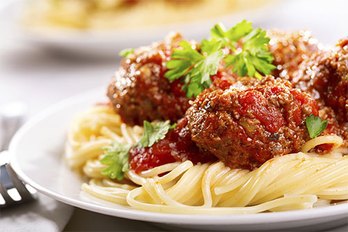 Espaguetis con albóndigas en tomate