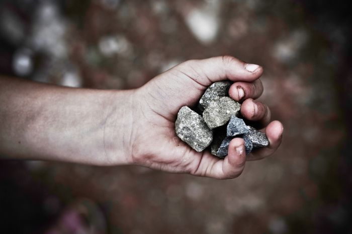 El que esté libre de pecado, que arroje la primera piedra: