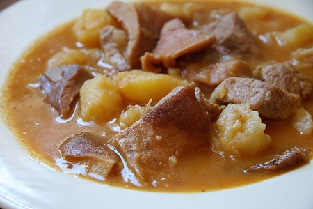 Guiso de ternera con patatas y guisantes