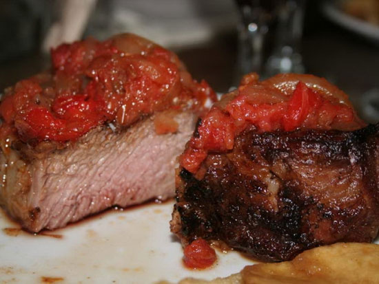 Bife de chorizo al horno con costra de tomates secos