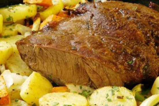 Carne al horno con papas y batatas