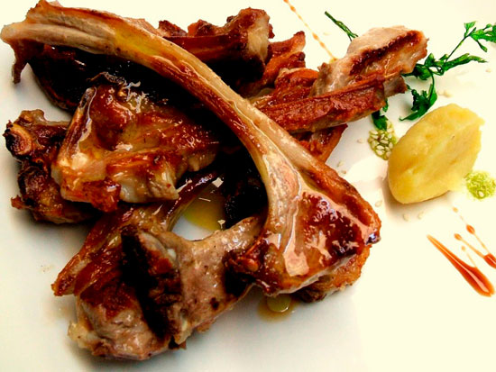 Chuletas de cordero encebolladas