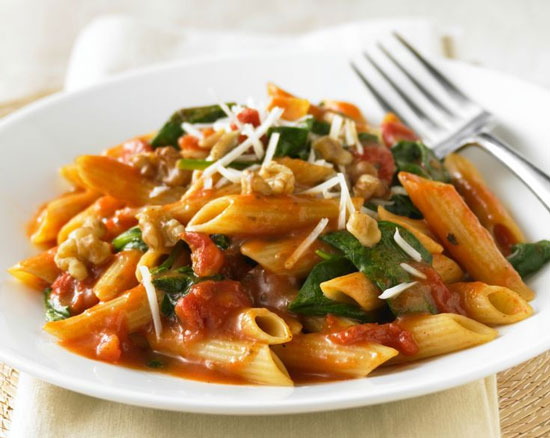 Fideos canuto (penne) con Espinaca y Nuez.