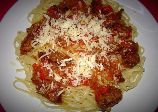 Tallarines en salsa roja con chorizos a la parrilla