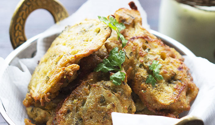 Bhaji de cebollas con salsa de yogur a la menta.