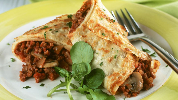 Crepes rellenos de carne, verduras y champiñones
