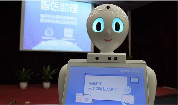 Un médico-robot comenzó a tratar pacientes en China