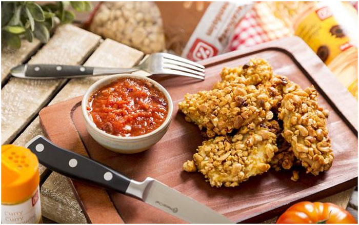 Nuggets de pollo con cacahuetes y salsa de tomate fresco