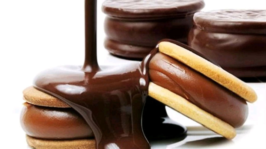 Alfajores rellenos de Nutella y cobertura de chocolate