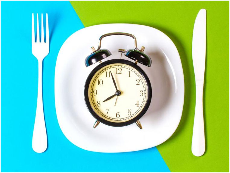 Cenar tarde y no desayunar: combinación mortal