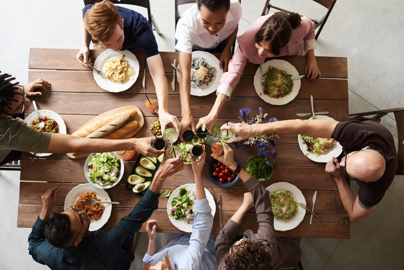 ¿Por qué comemos más cuando estamos con nuestros amigos y familiares?