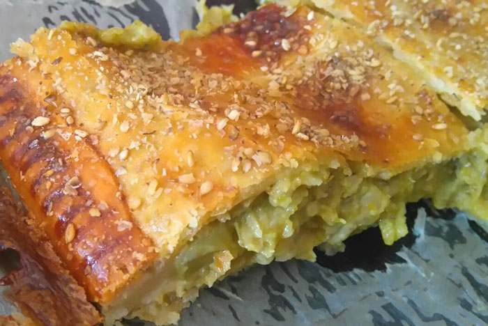 Empanada de langostinos y cebolla confitada