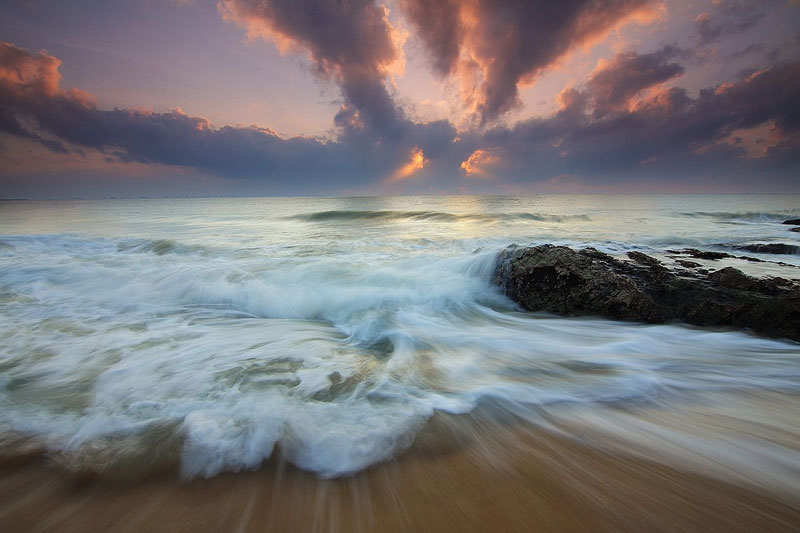 ¿Por qué suben y bajan las mareas en la playa?