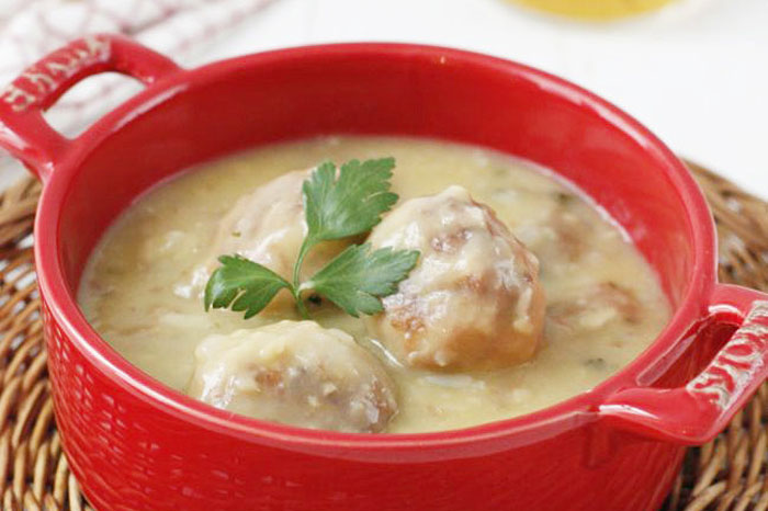 Albóndigas de merluza en salsa de vino blanco