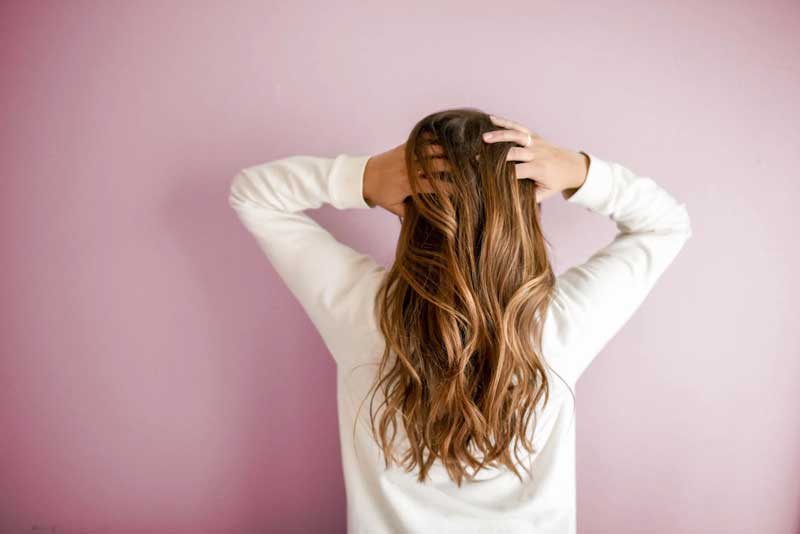 ¿Se te está cayendo más el pelo? Estas son las razones y las soluciones