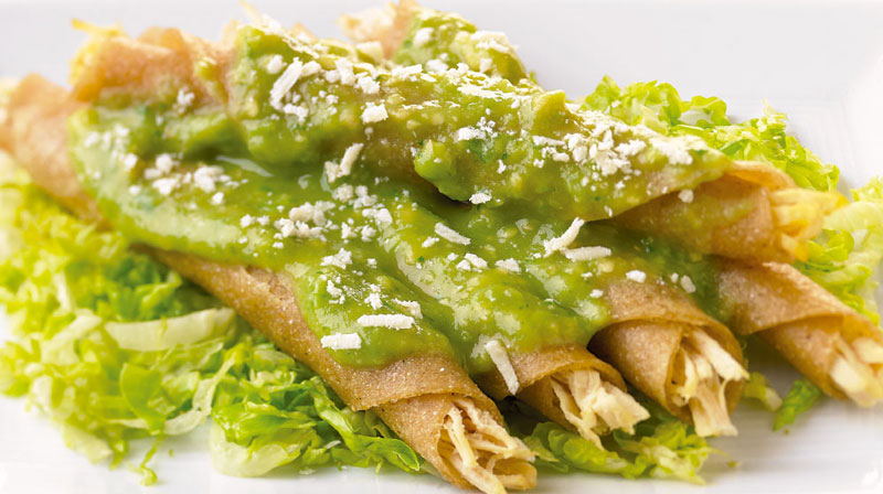 Pollo mexicanas: flautas con salsa de aguacate