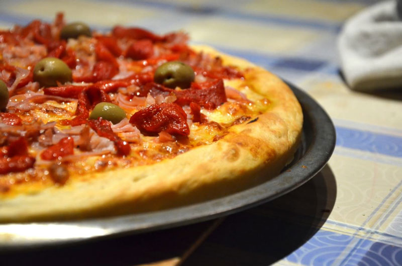 Pizza a la italiana con jamón y aceitunas