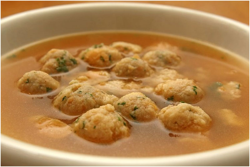 Sopa campesina con albóndigas de pan