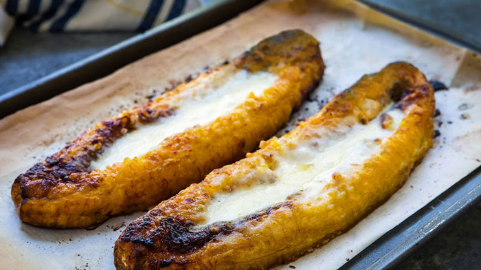 Plátanos maduros asados con queso