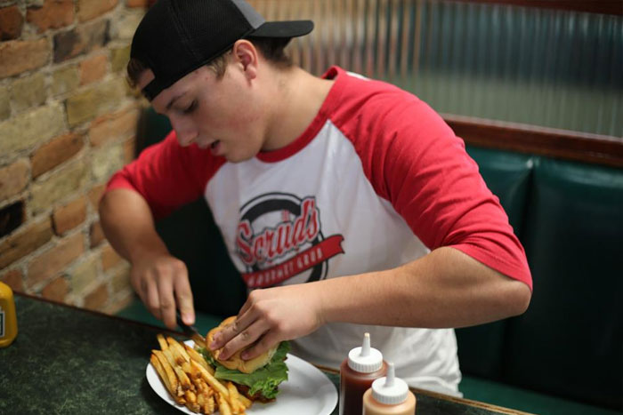 ¿Por qué comer siempre en soledad puede afectar la salud?