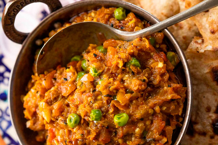 Baingan bharta con guisantes