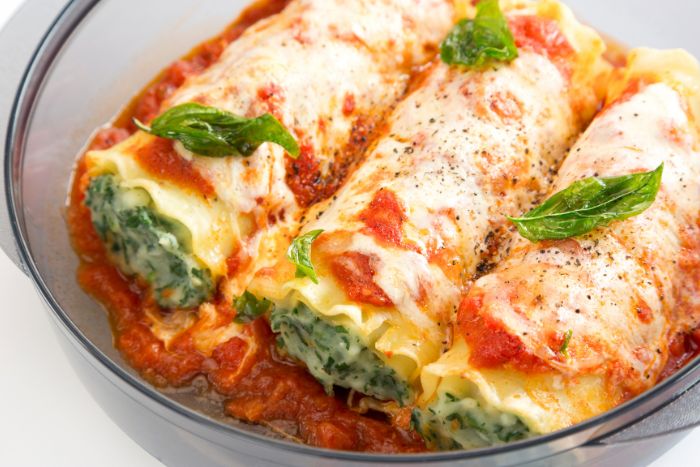 Canelones de espinaca, ricota y muzzarella con salsa de tomate