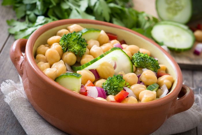 Receta de ensalada de garbanzos y tallo de brócoli con cilantro y limón,