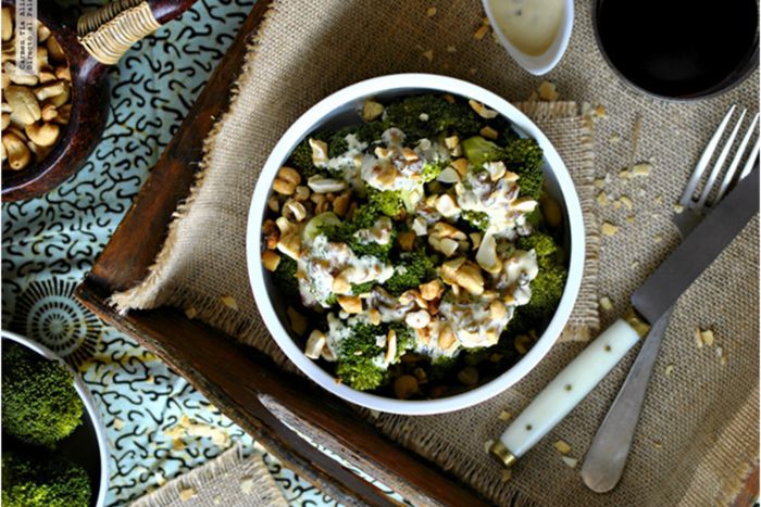 Brócoli al vapor con aliño de tahini y limón