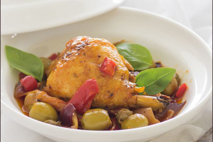 Pollo al estilo mediterráneo con aceitunas y alcaparras