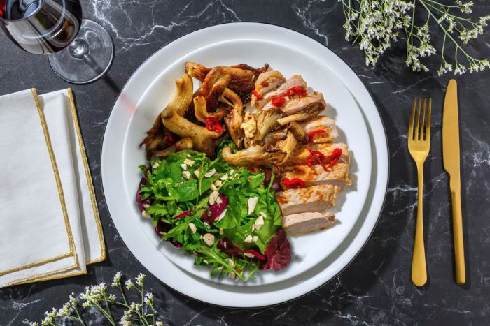 Solomillo de cerdo con gírgolas salteadas con salsa asiática y ensalada con cacahuetes