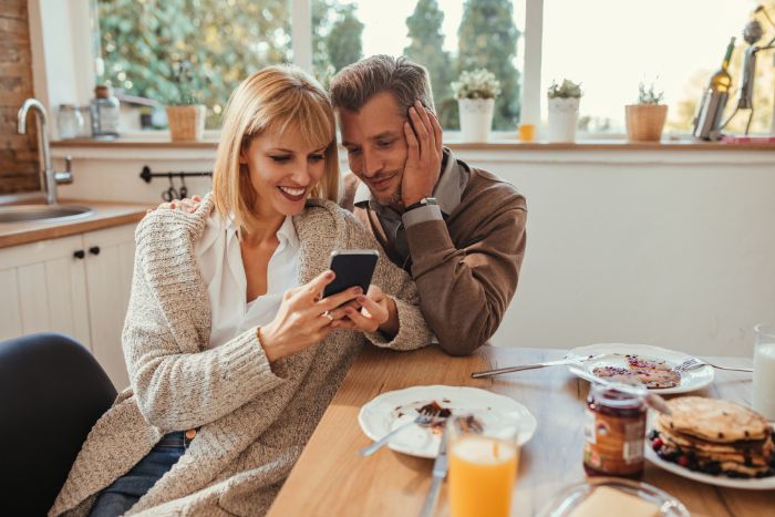 ¿Compartes la vida de tus hijos en TikTok o Instagram? Estos son los riesgos, según los expertos