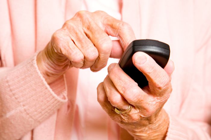 La tecnología tras la teleasistencia: conectados por un botón