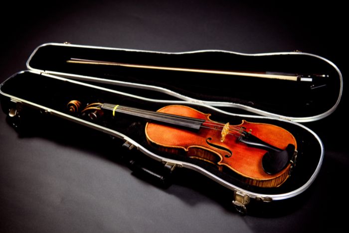 Guardar violín en bolsa