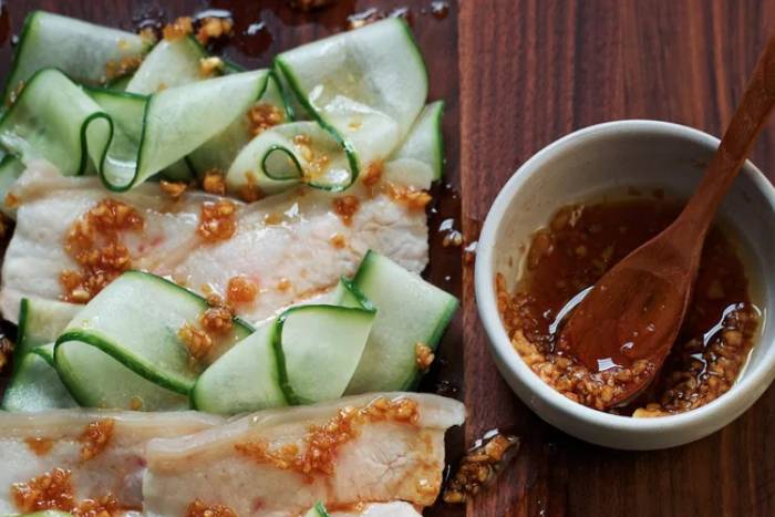 Panceta de cerdo hervida con aderezo de ajo picante