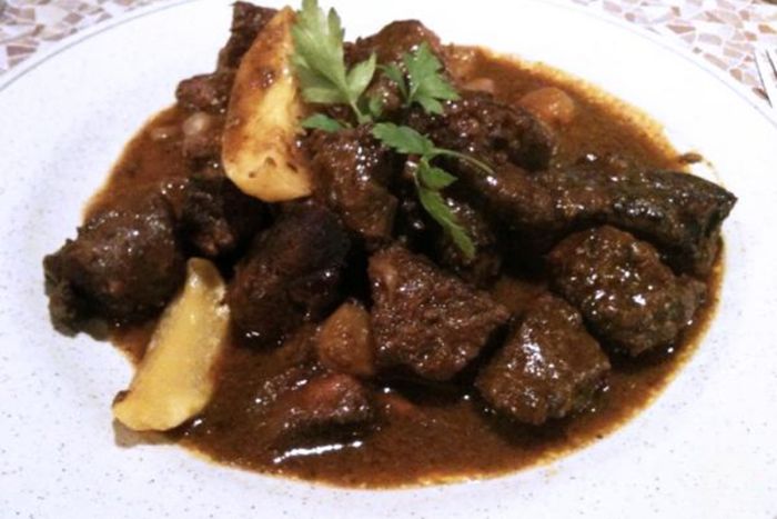 Civet de jabalí al vino tinto