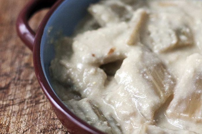 Cardo en salsa de almendra