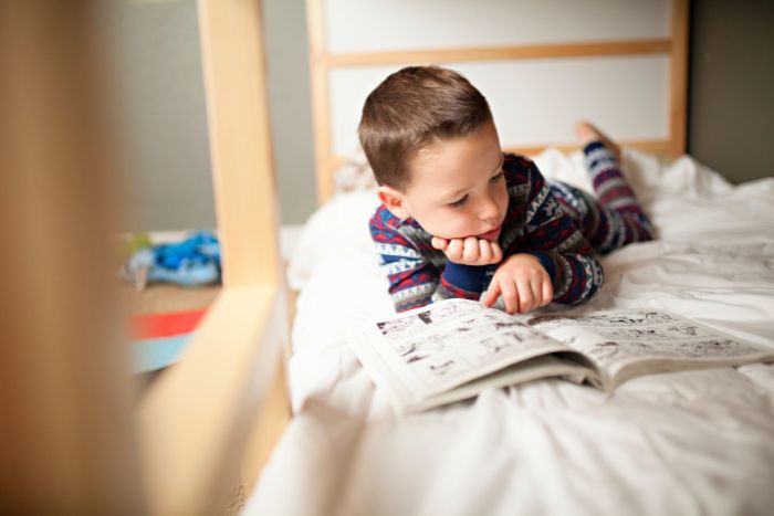 Mi hijo se acerca mucho al papel, ¿será miopía?