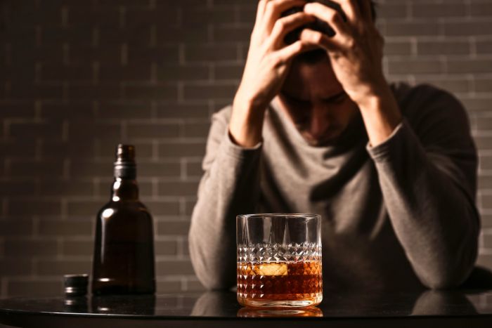 Delirium tremens: Uno de los síntomas de abstinencia al alcohol más graves