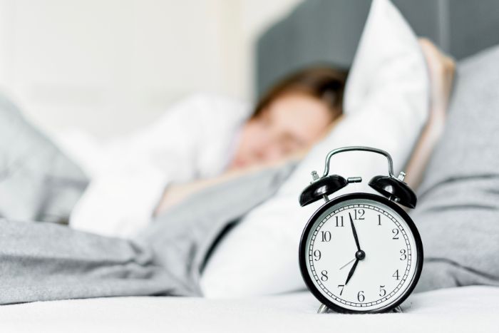 ¿Por qué es malo apagar el despertador y poner varias alarmas? Descubre sus consecuencias